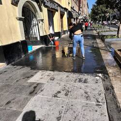 Fällt positiv auf, die Läden werden teils nur im Entree, aber auch das Trottoir davor geputzt