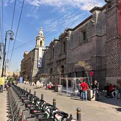 echt schräge Kirche - im Vordergrund bauen die Leute ihre Stände auf
