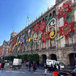 Festschmuck an den Wänden eines Palacio's