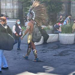 Marektingmensch - versuchen mit Ihren Kostümen Aufmerksamkeit zu ziehen und ihre Sachen zu verkaufen