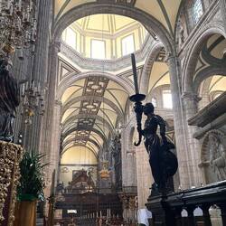 Blick nach hinten, da ist auch die Orgel - doppelt vorhanden