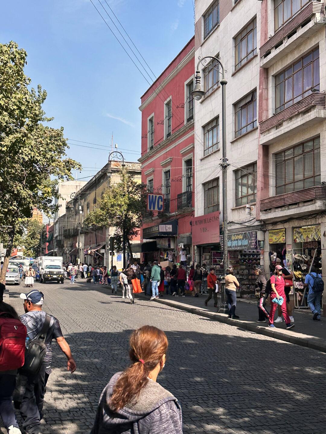 Fällt mir auf - WC, immer gross angeschrieben, gegen Entgelt, so 6-8 Peso für Benutzung