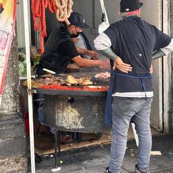 Grillecke, viel auch Zwiebeln, Tomaten und Grünzeug - häufig das von mir gehasste Koriander