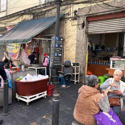 Gegessen wird wo es gerade geht - in der Bildmitte Wanne voll Eis, mit Getränken darin