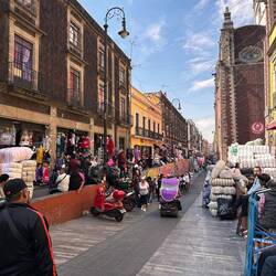 Die Lasten werden meist mit den Rolli's - rechts blau im Bild - befördert