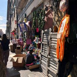 WC auch hier, im Laden - gehandelt wird mit Allem, ob neu oder gebraucht