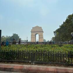 Das zentral gelegene India Gate, das All India War Memorial.