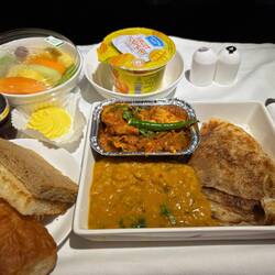 Indisches Frühstück im Flieger. Vorsicht, es ist scharf!