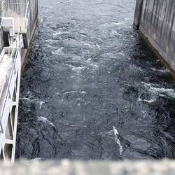 Le barrage et départ de la marche pour Brod Bay