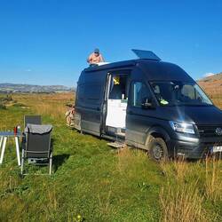 Gute Tat des Tages: das Solarpanel wird geputzt (damit wir mehr Strom produzieren können) 🌞