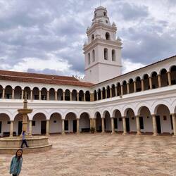 Dans le patio de la plus vieille université d'Amérique latine (image sur les billets de 100 bobs)