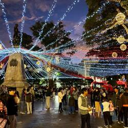 La place principale illuminée pour Noël
