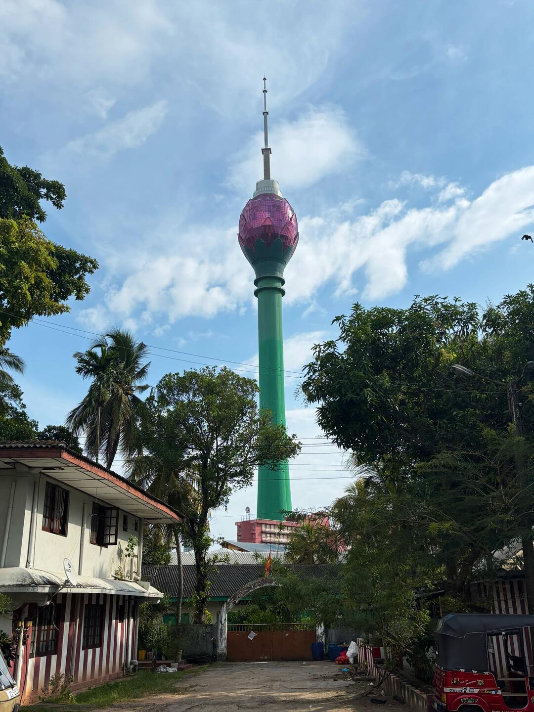 Der Lotus-Tower, Wahrzeichen der Stadt.
