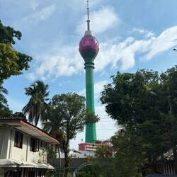 Der Lotus-Tower, Wahrzeichen der Stadt.