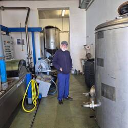Sancho Pérez mit seiner Olivenölpresse