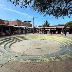 Kleines Amphitheater am Piazza von Mancora