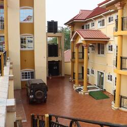 Das Auto darf direkt vor dem Zimmer stehen: ist eh niemand da