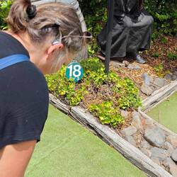Minigolf mit Steampunk Figur