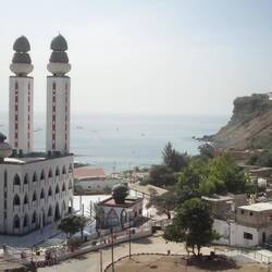 Die Mosquée de la Divinité hat eine schöne Lage direkt am Meer