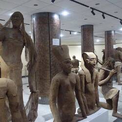 Innen sind Statuen ausgestellt, die die verschiedenen Kulturen Afrikas verkörpern