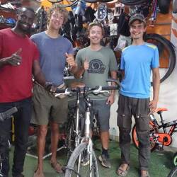 Wo trifft man sich als Radler wieder - natürlich im Fahrradladen...