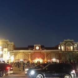 Der Bahnhof sieht schick aus und die Beleuchtung verbreitet etwas Weihnachtsstimmung