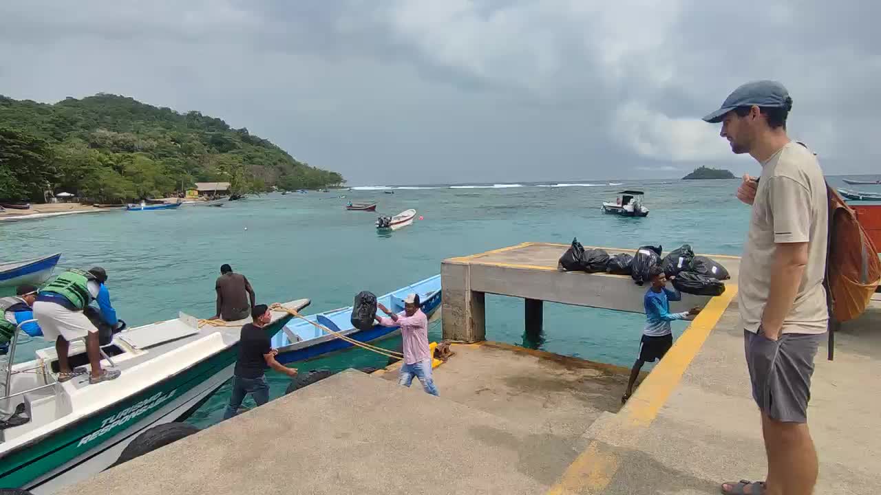 Cette région s'atteigne uniquement en ferry. Dans les sacs poubelle, nos bagages.