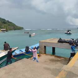 Cette région s'atteigne uniquement en ferry. Dans les sacs poubelle, nos bagages.