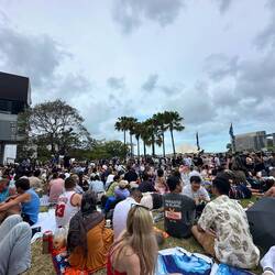 Da sitzen wir jetzt und warten ... 😃