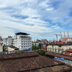 Blick auf das alte Rathaus, im Hintergrund die Hafenanlagen
