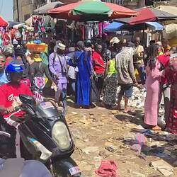 Man achte auf den Müll auf dem Boden. Auch ganz normal hier
