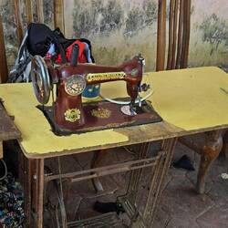 Keine Antiquität! Wird hier noch ganz normal vom Schneider benutzt.