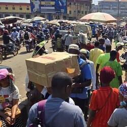 Straßenmarkt, der ganz normale Wahnsinn!