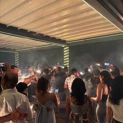 Mit Wunderkerzen und Blick aufs Feuerwerk begrüßen wir das Neue Jahr 🎆