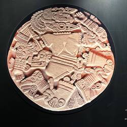 Ein grosser Block - die zerstückelte Göttin Coyolxauhqui