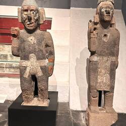 In den Brustlöchern befanden sich immer grüne Halbedelsteine