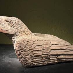 Opfergefäss, hat Loch im Rücken