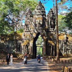 Angkor Thom Einfahrt. Ich roller da an einem Brautpaar vorbei