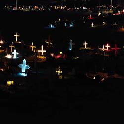 Partyfriedhof- etwas weiter gibt es auch noch einen "normalen" mit Steinen.