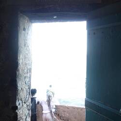 Nach Durchquerung der Tür ohne Rückkehr ging es für die Sklaven aufs Schiff nach Amerika