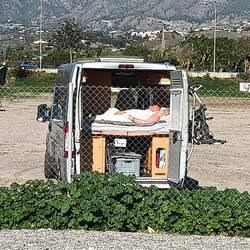 Onderweg, hoe is het mogelijk die mensen liggen in hun camper te slapen met de achterklep open