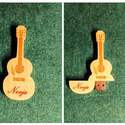 Usb stick met gitaarmuziek