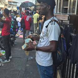 Man achte auf die Geldbündel in seiner Hand