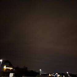 Schwache Nordlichter färben den Himmel leicht rötlich