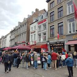 Schlange vor dem besten Pommes Laden (REITZ)