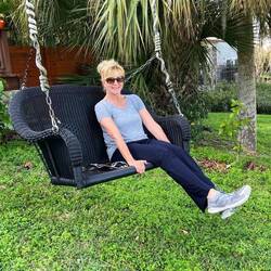 Schaukel vorm Haus mit Blick auf's Wasser