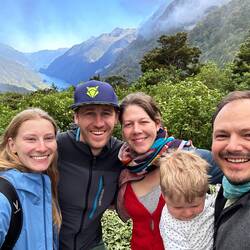 Erste Blicke auf den Doubtful Sound - mit Wolkenfetzen