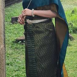 Ein Fotoshooting im Garten gab es auch mit dieser Schönheit im traditionellen Gewand