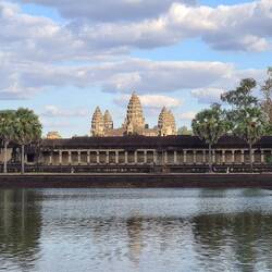 Der Tempel wird angestrahlt