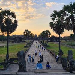Dann verlassen wir nach 13h Erkundung die Anlagen von Angkor